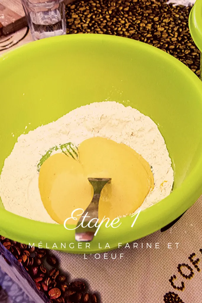 Tortellini - Mélanger la farine et l'œuf pour former le pâton 