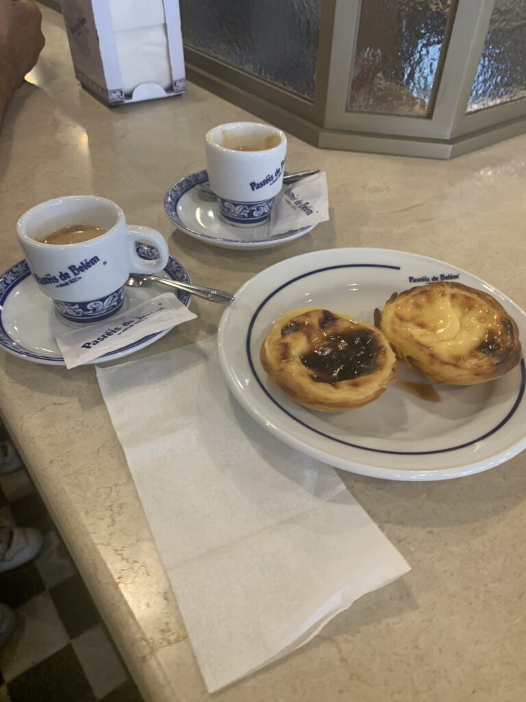 belem pasteis de nata en famille Road trip au Portugal en famille : 8 jours entre Lisbonne, Batalha et Nazaré avec nos enfants Nous dégustons les mythiques Pasteis de Belem accompagné du traditionnel café