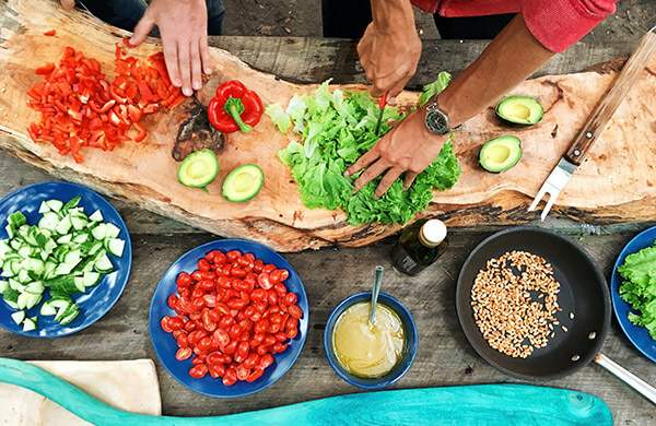 légumes sur une table en bois pour un cours de cuisine pour une expérience de voyage unique