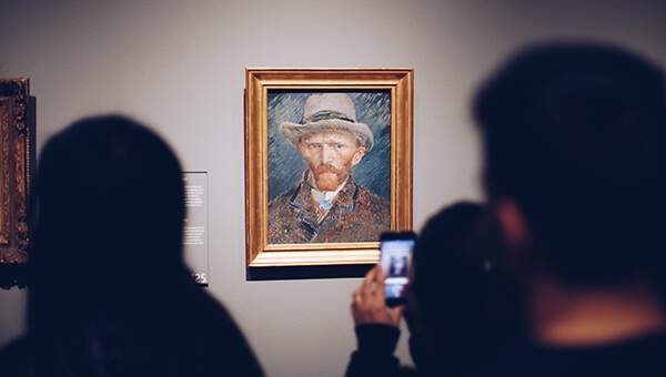 personne photographiant un tableau de Van Gogh au musée
