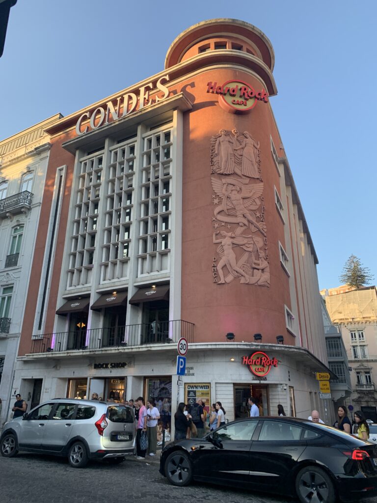 hardrockcafe lisbonne portugal en famille Road trip au Portugal en famille : 8 jours entre Lisbonne, Batalha et Nazaré avec nos enfants Le Hard Rock Café de Lisbonne, une adresse idéale en famille