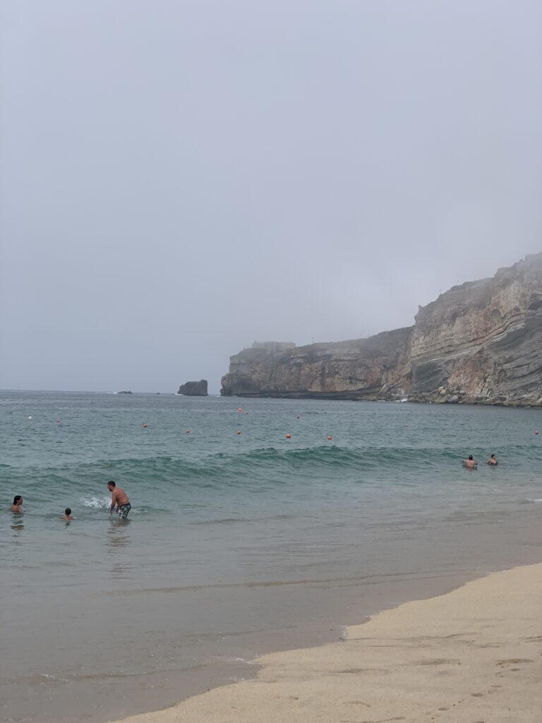 nazare portugal famille falaise Road trip au Portugal en famille : 8 jours entre Lisbonne, Batalha et Nazaré avec nos enfants nazare portugal famille falaise