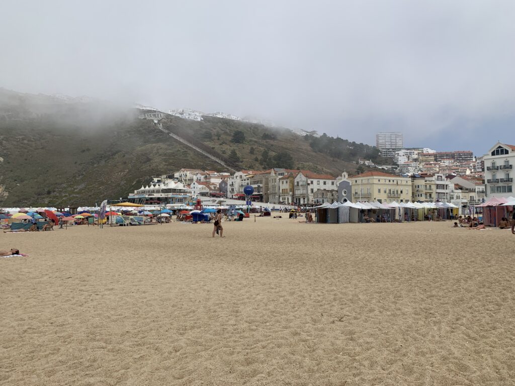 nazare portugal famille plage Road trip au Portugal en famille : 8 jours entre Lisbonne, Batalha et Nazaré avec nos enfants nazare portugal famille plage