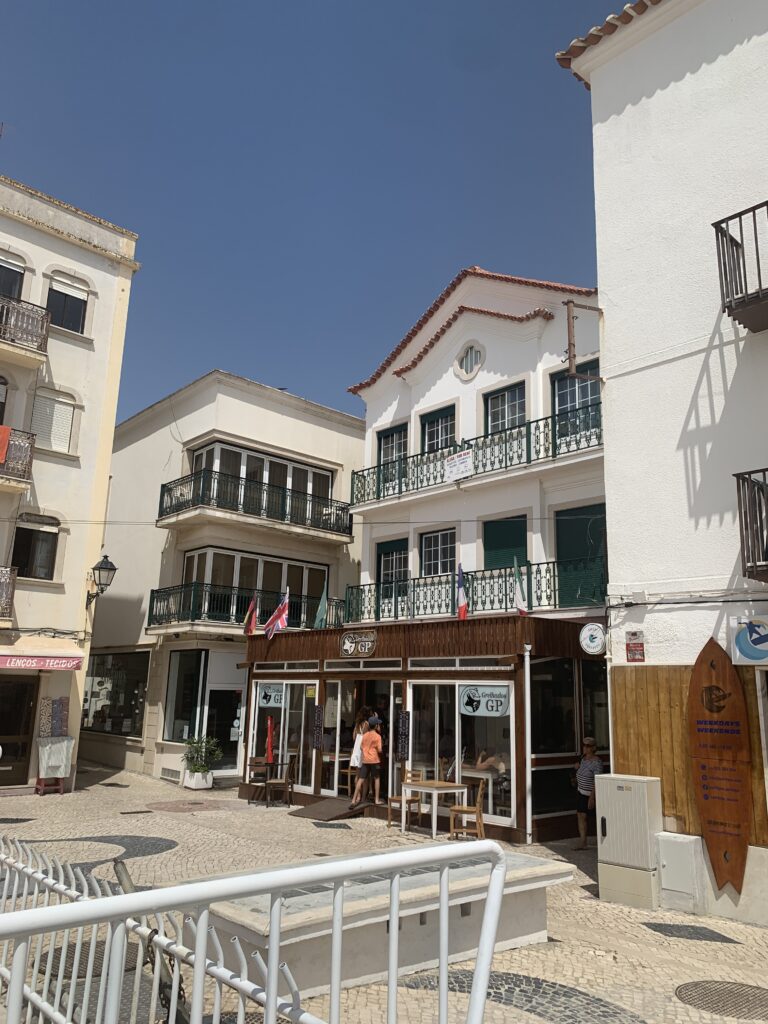 nazare portugal famille resto Road trip au Portugal en famille : 8 jours entre Lisbonne, Batalha et Nazaré avec nos enfants nazare portugal famille resto