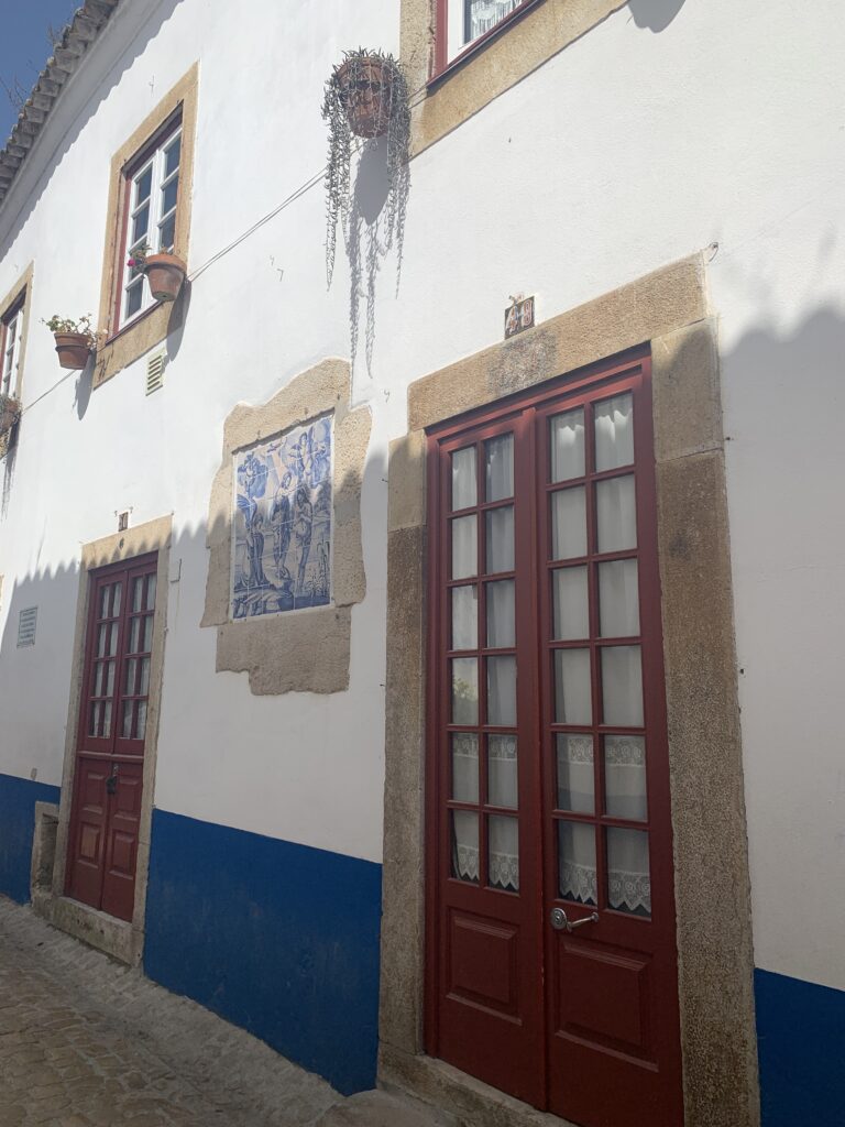 obidos portugal famille azulejos Road trip au Portugal en famille : 8 jours entre Lisbonne, Batalha et Nazaré avec nos enfants obidos portugal famille azulejos