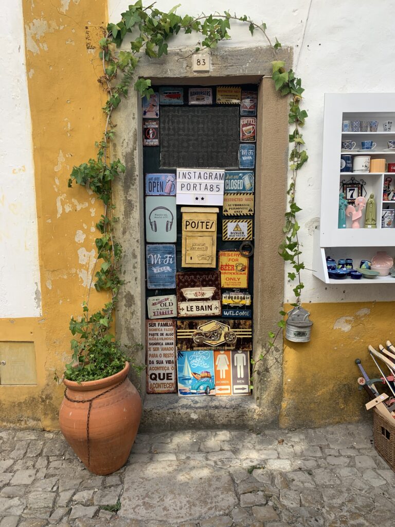 obidos portugal famille devanture Road trip au Portugal en famille : 8 jours entre Lisbonne, Batalha et Nazaré avec nos enfants obidos portugal famille devanture