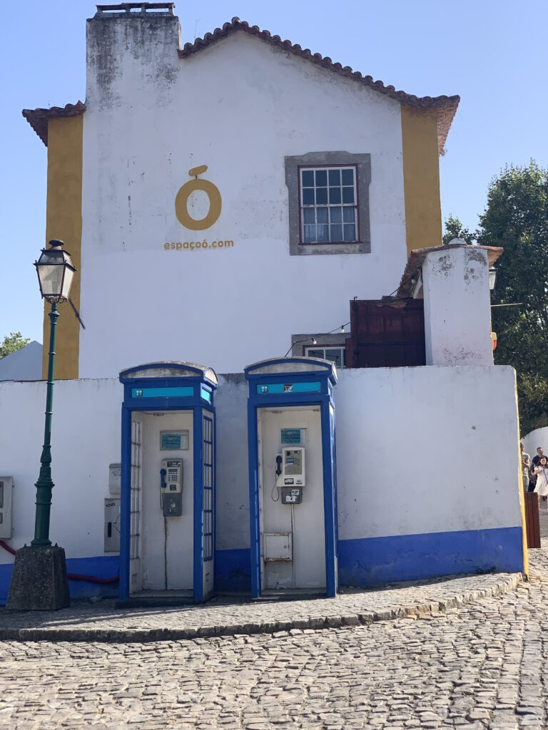 obidos portugal famille telephone Road trip au Portugal en famille : 8 jours entre Lisbonne, Batalha et Nazaré avec nos enfants obidos portugal famille telephone