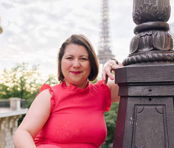 Pauline, fondactrice de Valeez Travel souriante devant la tour Eiffel