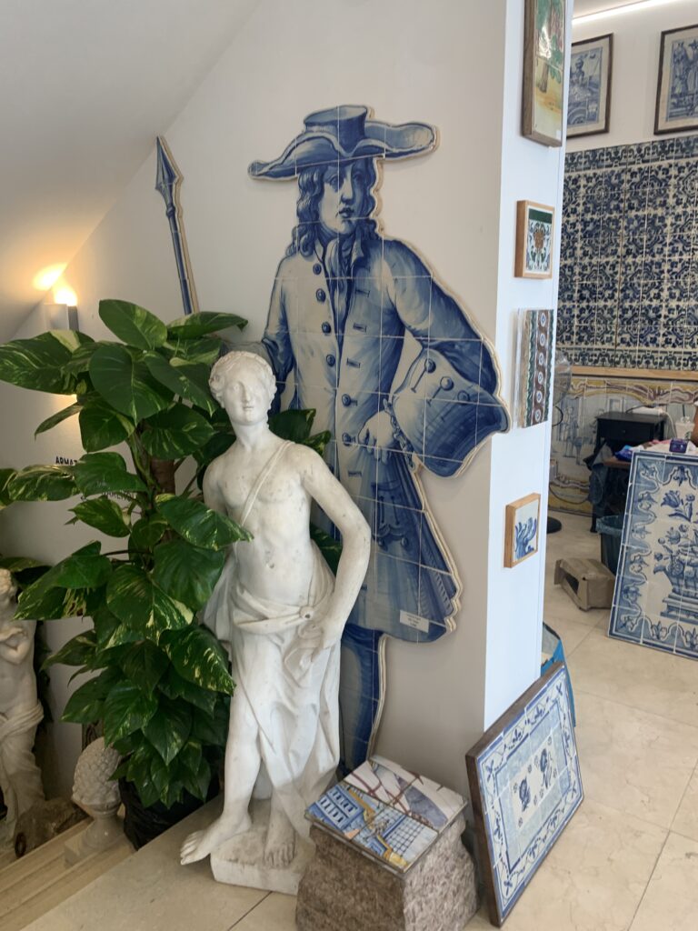 road trip au portugal en famille boutique azulejos 1 Road trip au Portugal en famille : 8 jours entre Lisbonne, Batalha et Nazaré avec nos enfants Boutique d'Azulejos