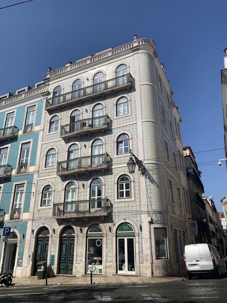 road trip au portugal en famille facade 01 Road trip au Portugal en famille : 8 jours entre Lisbonne, Batalha et Nazaré avec nos enfants Un exemple d'immeuble paré de carreaux