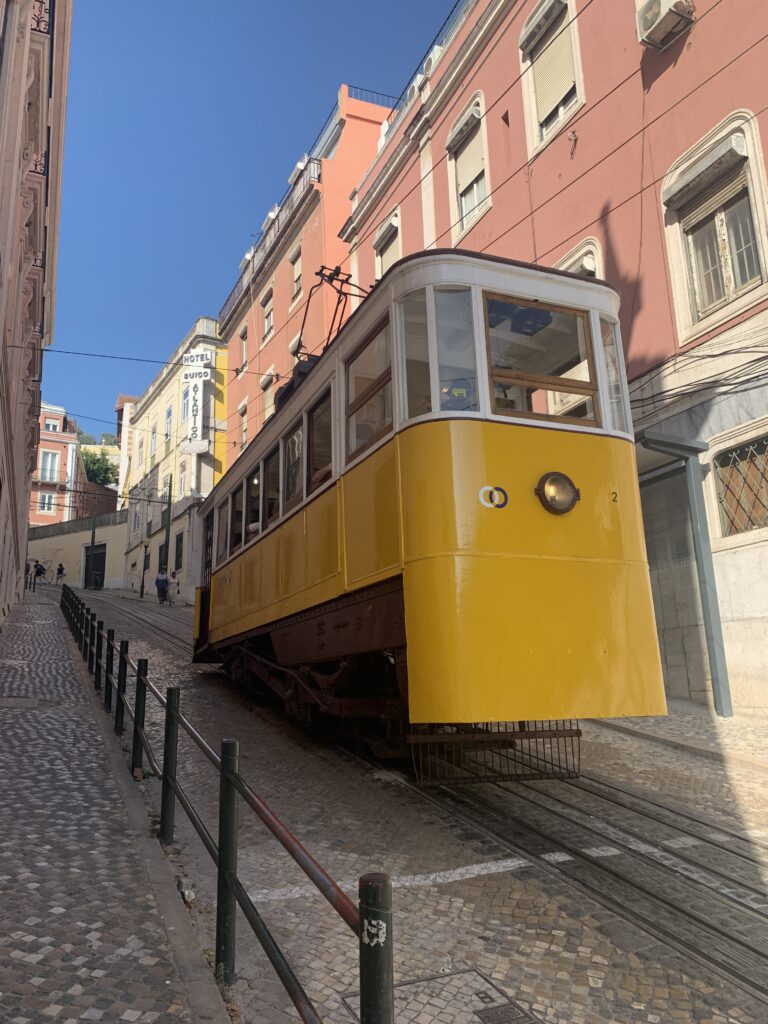 road trip au portugal en famille funiculaire bica Road trip au Portugal en famille : 8 jours entre Lisbonne, Batalha et Nazaré avec nos enfants Le funiculaire de Bica