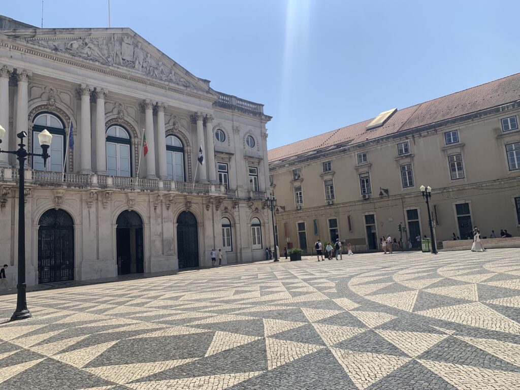 road trip au portugal en famille hotel de ville Road trip au Portugal en famille : 8 jours entre Lisbonne, Batalha et Nazaré avec nos enfants Mairie de Lisbonne