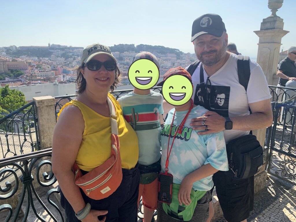 road trip portugal en famille lisbonne vue Road trip au Portugal en famille : 8 jours entre Lisbonne, Batalha et Nazaré avec nos enfants Portrait de notre famille surplombant Lisbonne, prêt à démarrer notre roadtrip en famille au Portugal