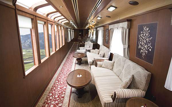 plus beaux trains touristiques d’Europe : intérieur du Transcantabrico, avec fauteuils face à de grandes fenêtres pour admirer la vue