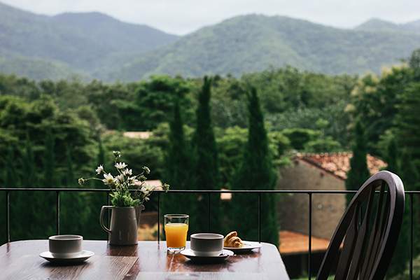 petit déjeuner sur une terrasse avec vue sur la végétation