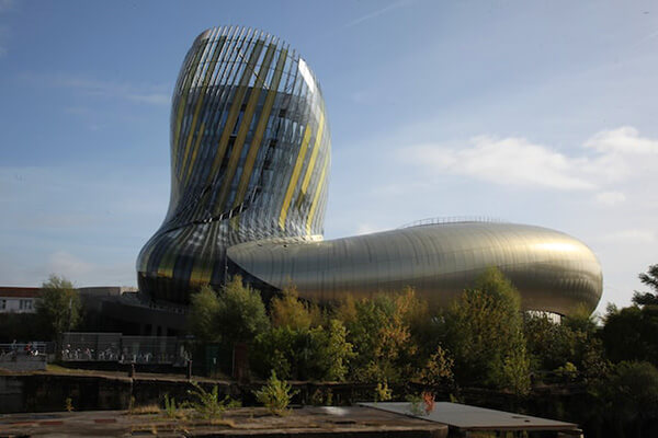 week-end à Bordeaux en amoureux : bâtiment moderne de la cité du vin à Bordeaux