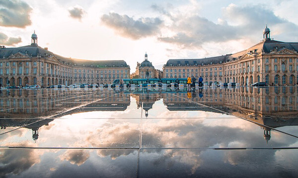 week-end à Bordeaux en amoureux : le miroir d'eau devant la place de la bourse